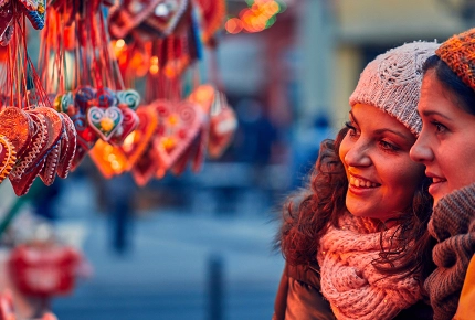 Freundinnen am Weihnachtsmarkt