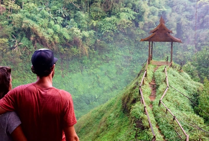 Paar schaut in die Tiefen des Dschungels