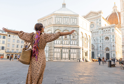 Frau vor dem Dom in Florenz
