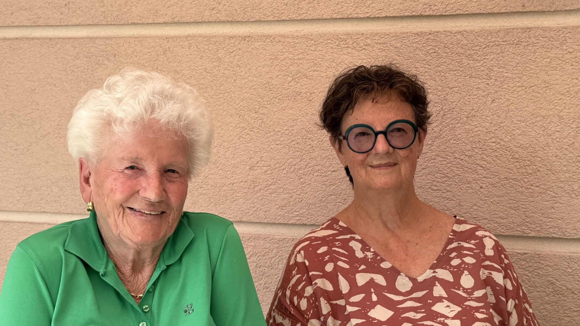 Zwei starke Damen im Hintergrund