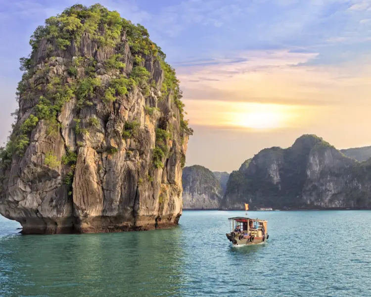 IdealtoursVietnamHalongBayshutterstock257155450.jpg