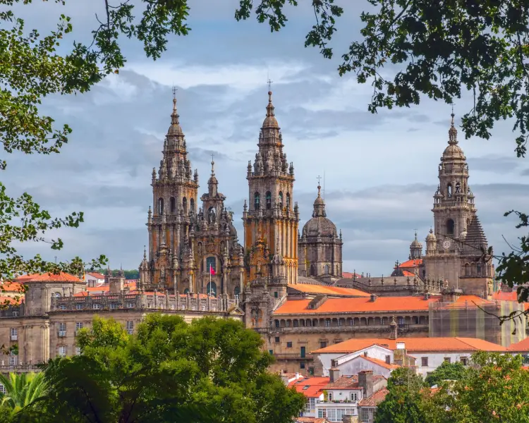 IdealtoursSpanienSantiagodeCompostelashutterstock159333983.jpg