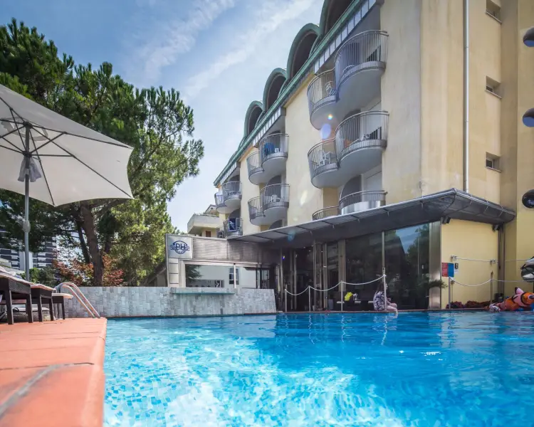 IdealtoursLignanoHotelParkAnlage.jpg