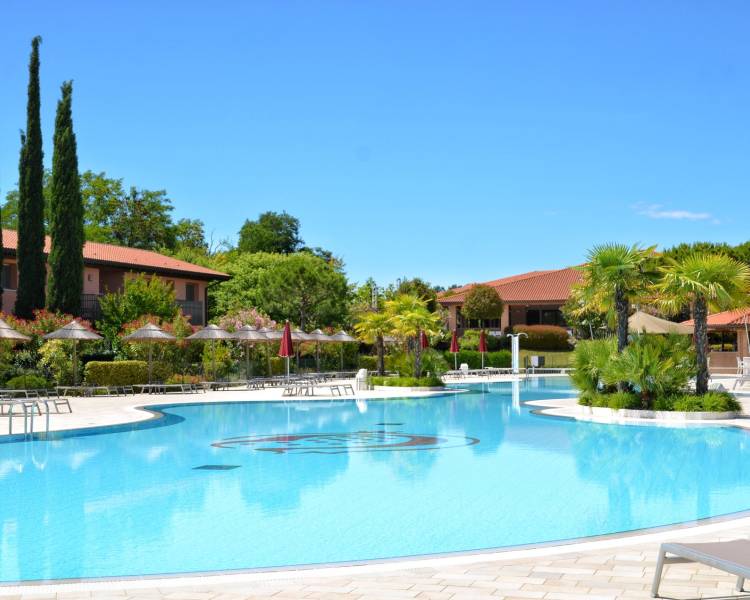 IdealtoursItalienAdriaLignanoGreenVillageAnlagePoolTitelbild.jpg