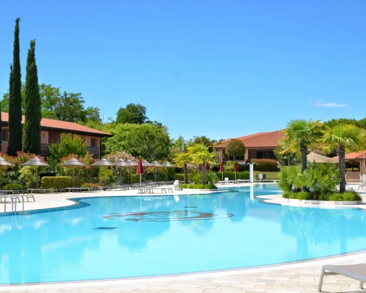 IdealtoursItalienAdriaLignanoGreenVillageAnlagePoolTitelbild.jpg