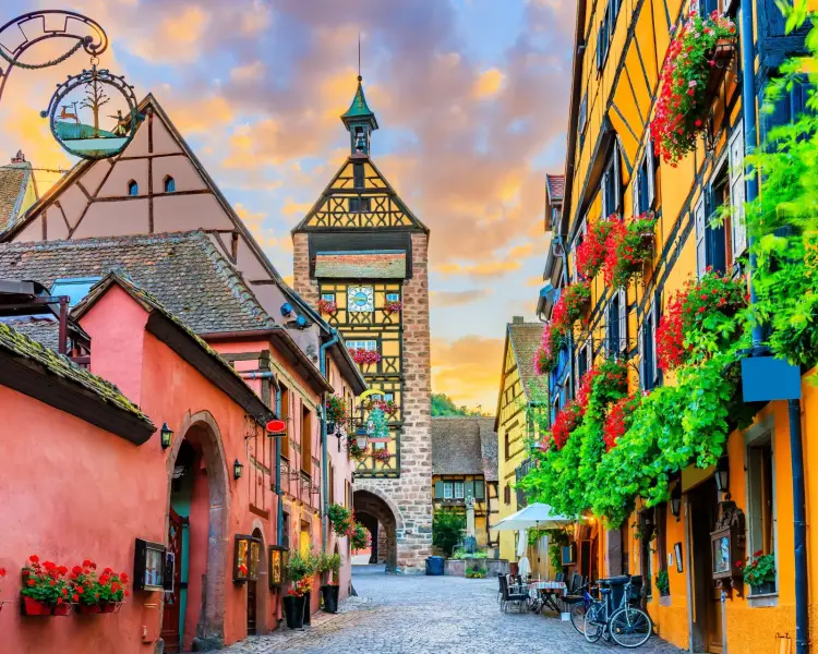 IdealtoursFrankreichRiquewihrshutterstock2203807111.jpg