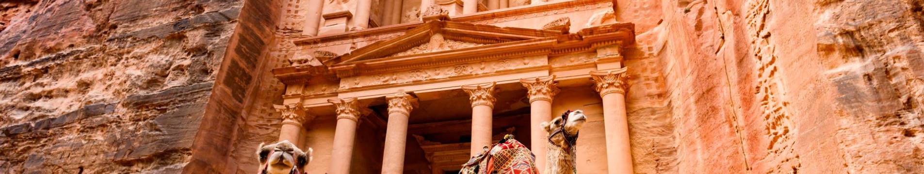 IdealtoursJordanienPetravorAlKhaznehSchatzamtinPetrashutterstock1289351245.jpg