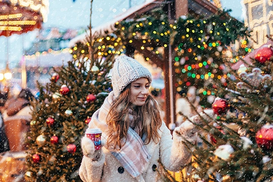 Frau am Christkindlmarkt