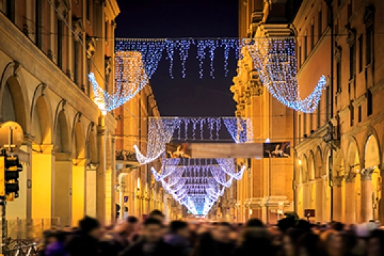 Stadtbummel mit Lichterglanz in Bologna