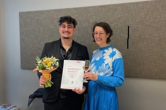 GF Susanne Neuhauser gratuliert Luca zur bestandenen Lehrabschlussprüfung