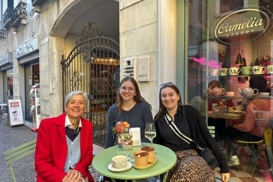 Idealtours Reiseleiterin Paola Moressa mit den Schülerinnen Alexandra Wagenbichler und Anna-Lena Küstür in Abano Terme
