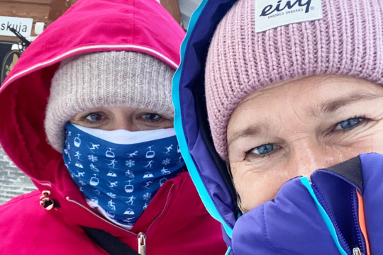 Martina mit Schwester Petra in Finnland