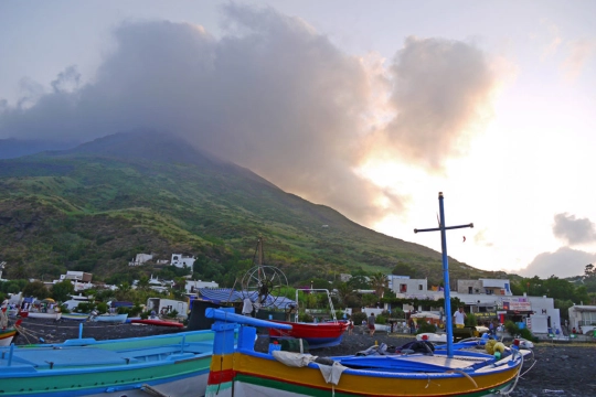 Rauch am schwarzen Strand des Stromboli.