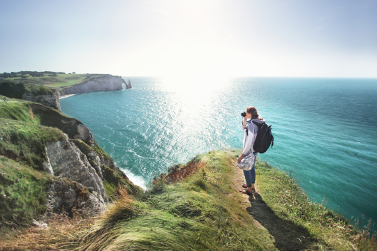 Frau am Hügel in Etretat