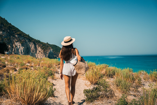 Frau am Weg zum Strand in Epiros