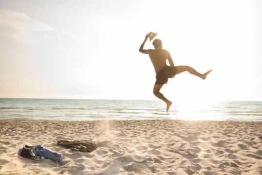 Mann macht Freudensprung