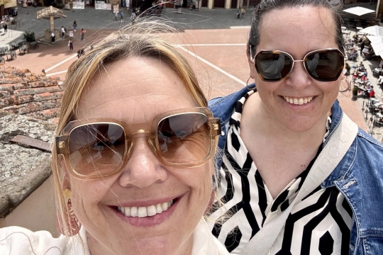 Martina mit Schwester Petra in der Toskana