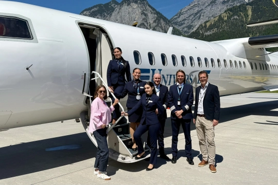 Bild 1: v.l.nr. Nicole Kehle (Pressesprecherin Flughafen Innsbruck), Crew der Universal Air, Christof Neuhauser (Geschäftsleitung Reisebüro Idealtours GmbH)