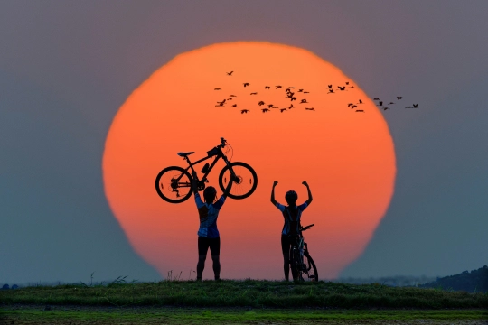 Radfahrer vor Sonnenuntergang