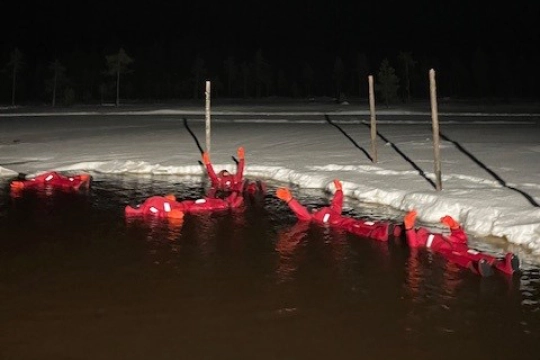 Ice Floating – Erlebnis der Superlative in deinem Finnlandurlaub