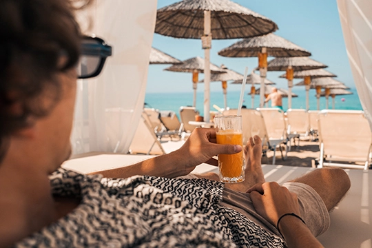 In Kooperation mit Hanse Merkur genießen Sie Ihre Reise von der ersten Minute an ganz entspannt – denn mit dem umfassenden Storno- und Reiseschutz sind Sie bestens abgesichert. Einfach zurücklehnen, durchatmen und die Vorfreude genießen. Ihre Sicherheit ist unser Anliegen – und die Basis für einen unbeschwerten Urlaub. Folgende Leistungen sind im Schutzpaket inkludiert:  Reiserucktrittsschutz bei Krankheit & Notfallen Reisekrankenversicherung & Rücktransport Gepäckversicherung Absicherung bei Reiseabbruch Schutz bei Flug- & Zugverspätung Haftpflicht- & Unfallschutz