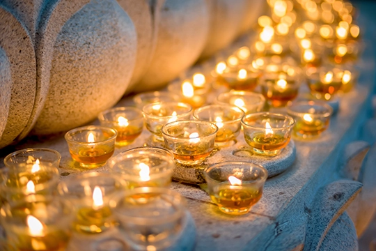 Brennende Kerzen im Buddhistischen Tempel