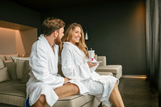 Paar im Wellnessbereich