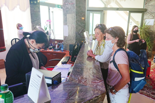 An der Hotelrezeption in Jesolo