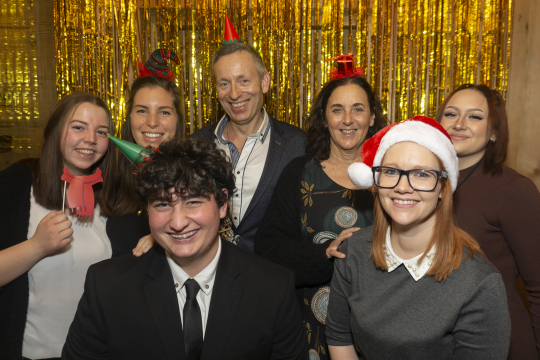 Luca mit seinem Team bei der Idealtours-Weihnachtsfeier