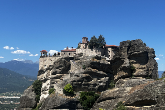 Der Weg in die Welt der schwebenden Meteora Klöster auf Epiros
