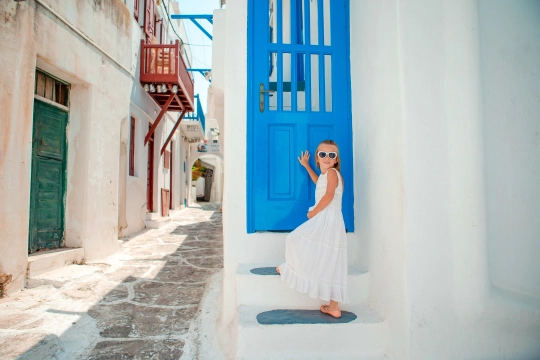 Mädchen in einer typisch griechischen Gasse