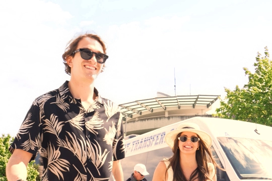 Paar vor Four Seasons Travel Auto