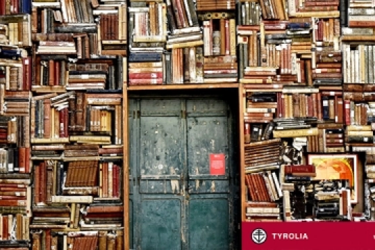 Bücherwand von TYROLIA