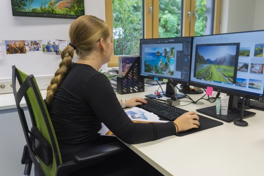 Rosella, Grafikerin Idealtours, bei der finalen Bearbeitung des Magazins